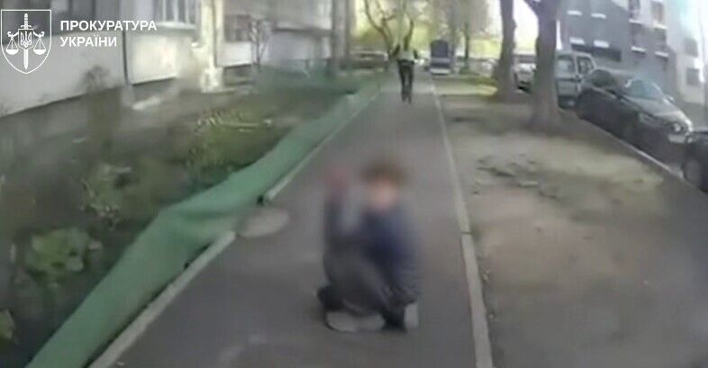 "Поранений хлопчик просив допомогти батькові": опубліковано відео з бодікамер поліцейських, які втекли з місця теракту в Києві