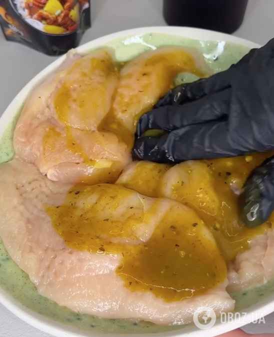 Соковите м'ясо по-французьки з сиром та ананасами: ділимося рецептом страви для святкового столу