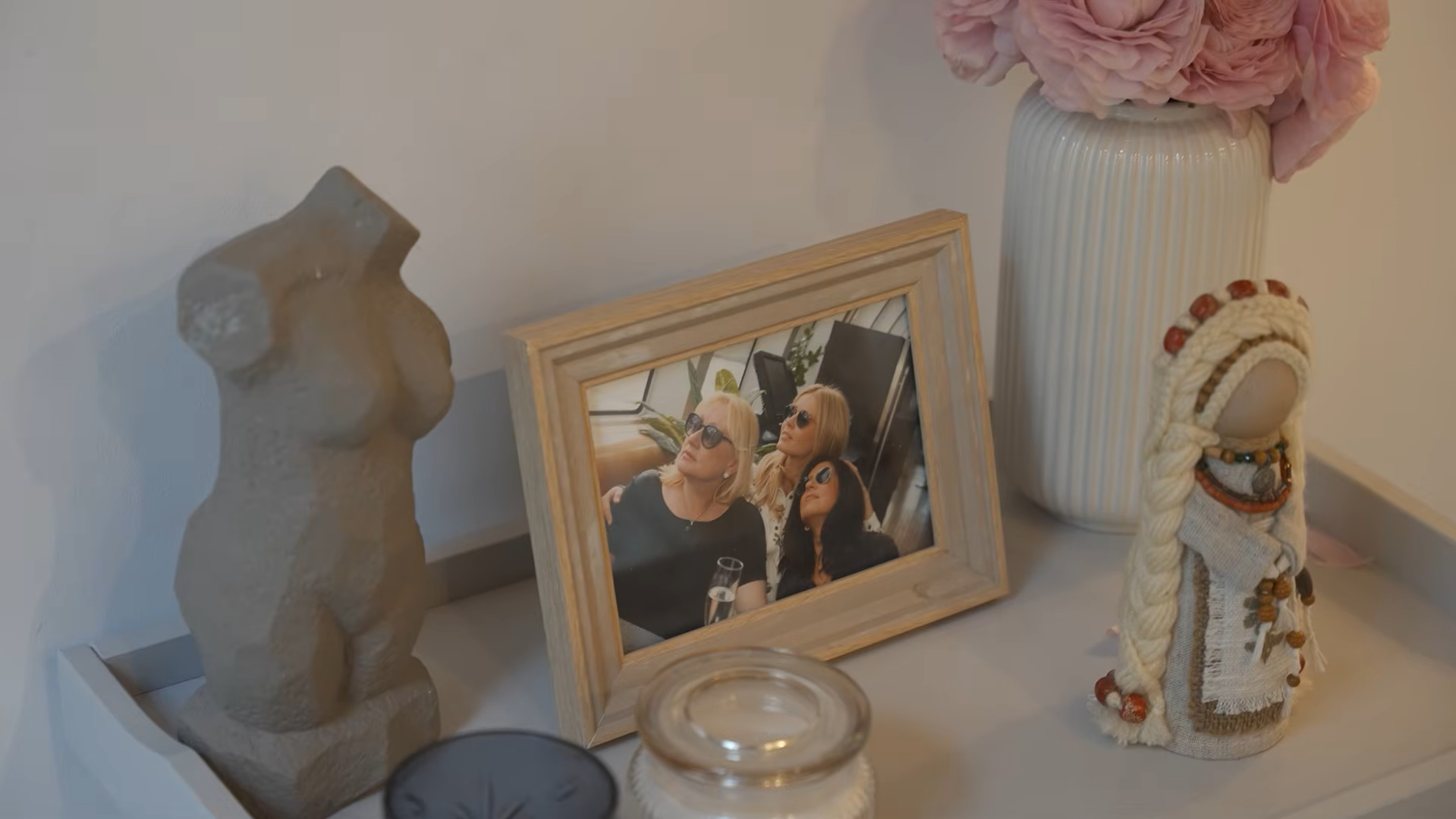 Картины со свалки и "дешевая" аренда: актриса Кузнецова показала, как обустроила свою жизнь после переезда из Украины