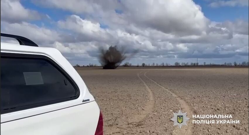 Нашли посреди поля: на Киевщине саперы уничтожили боевую часть "Шахеда". Видео