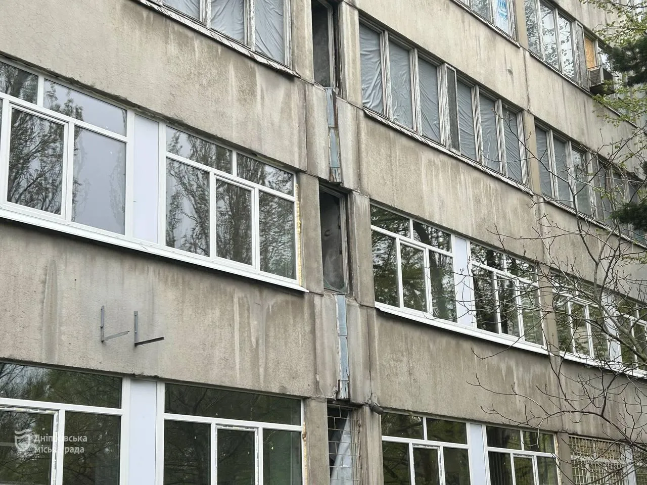 Международное сотрудничество и восстановление после ударов: в Днепре ремонтируют корпус УГУНТ, поврежденный в результате российских обстрелов