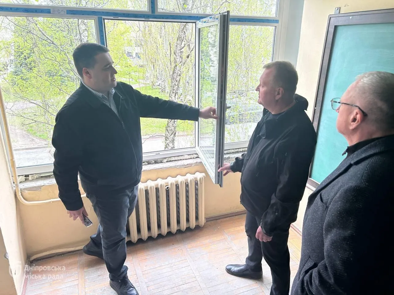 Международное сотрудничество и восстановление после ударов: в Днепре ремонтируют корпус УГУНТ, поврежденный в результате российских обстрелов