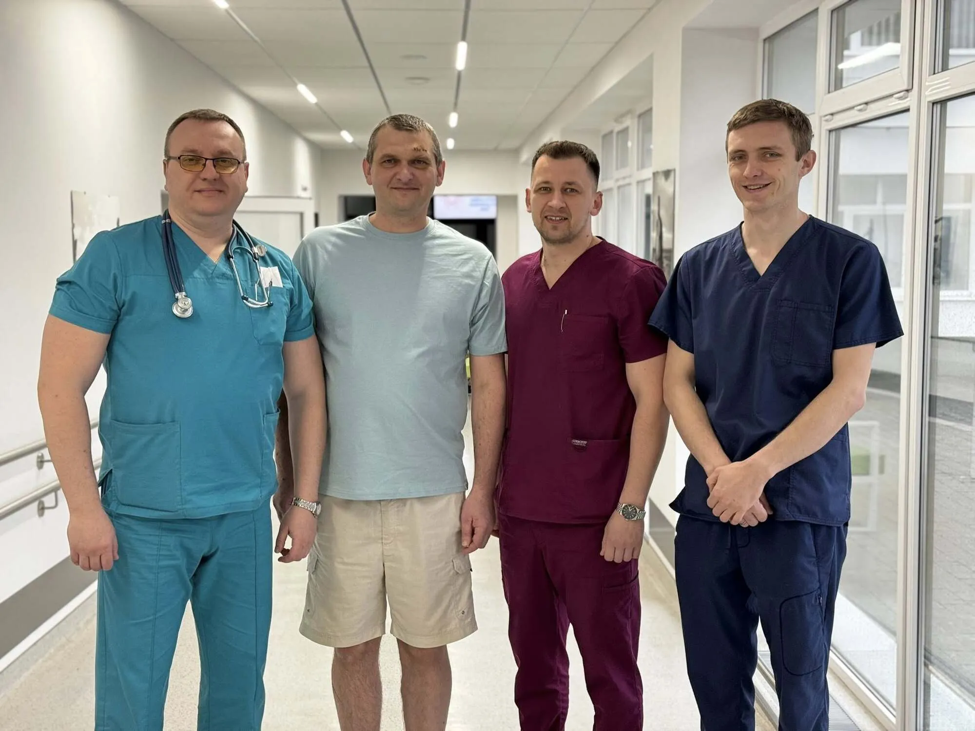 Во Львове спасли мужчину, у которого в легких застрял 10-сантиметровый кусок стекла после атаки РФ. Фото