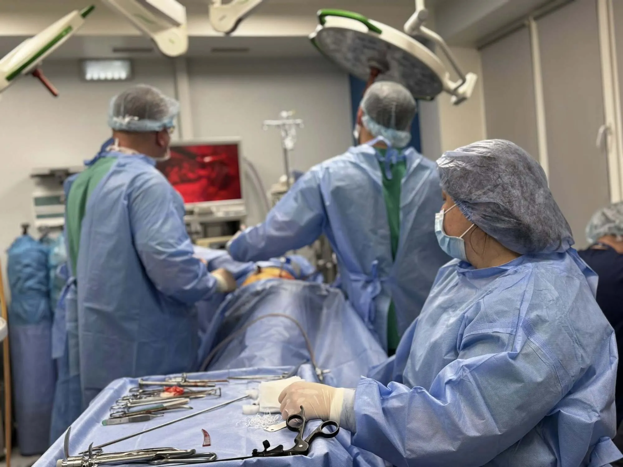 Во Львове спасли мужчину, у которого в легких застрял 10-сантиметровый кусок стекла после атаки РФ. Фото