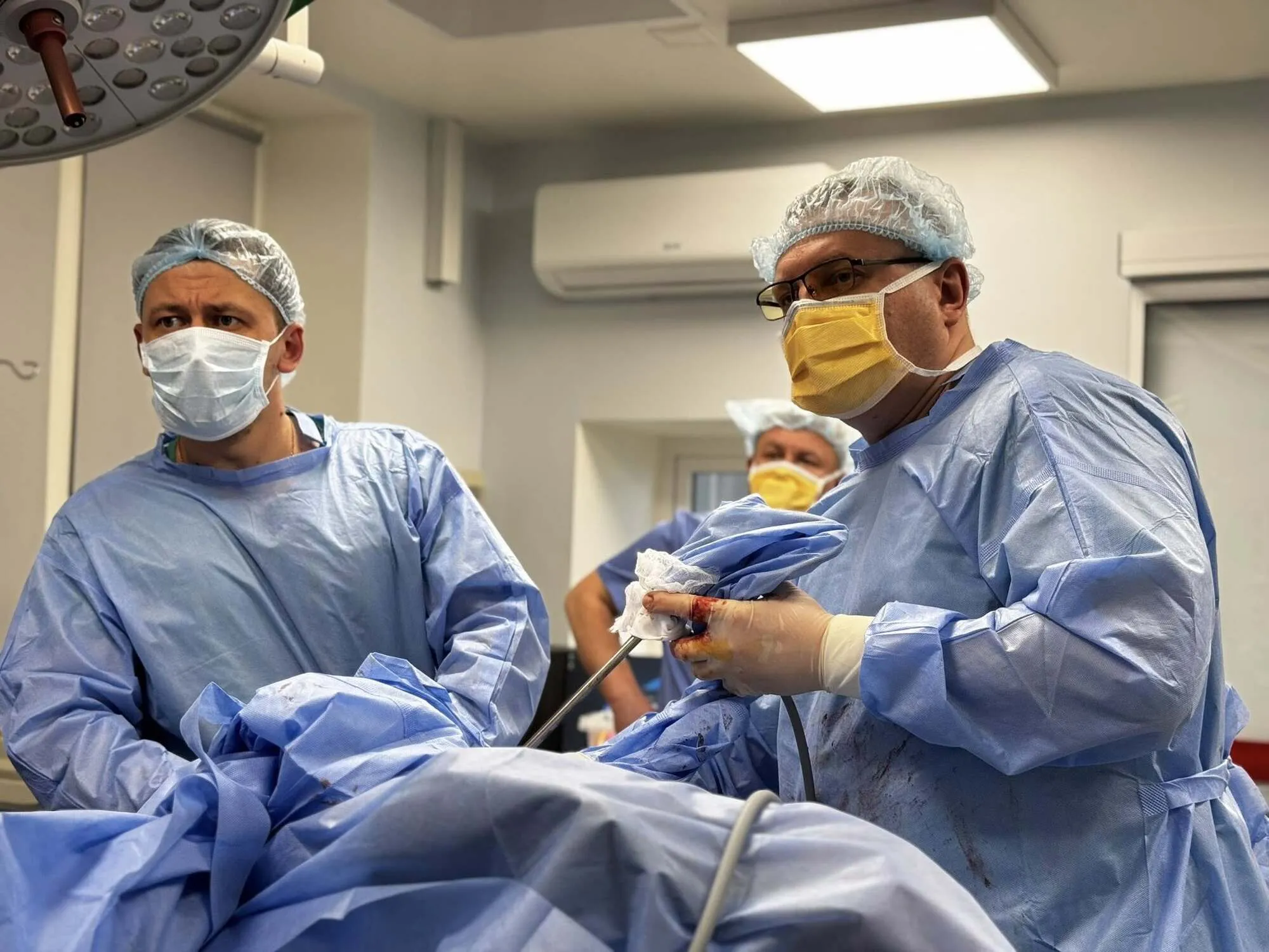 Во Львове спасли мужчину, у которого в легких застрял 10-сантиметровый кусок стекла после атаки РФ. Фото