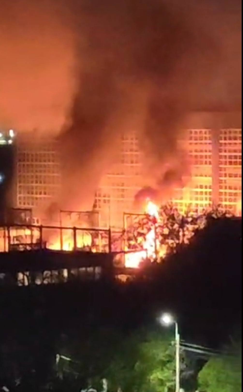 У Бухаресті стався вибух на ТЕЦ: спалахнула масштабна пожежа. Фото і відео