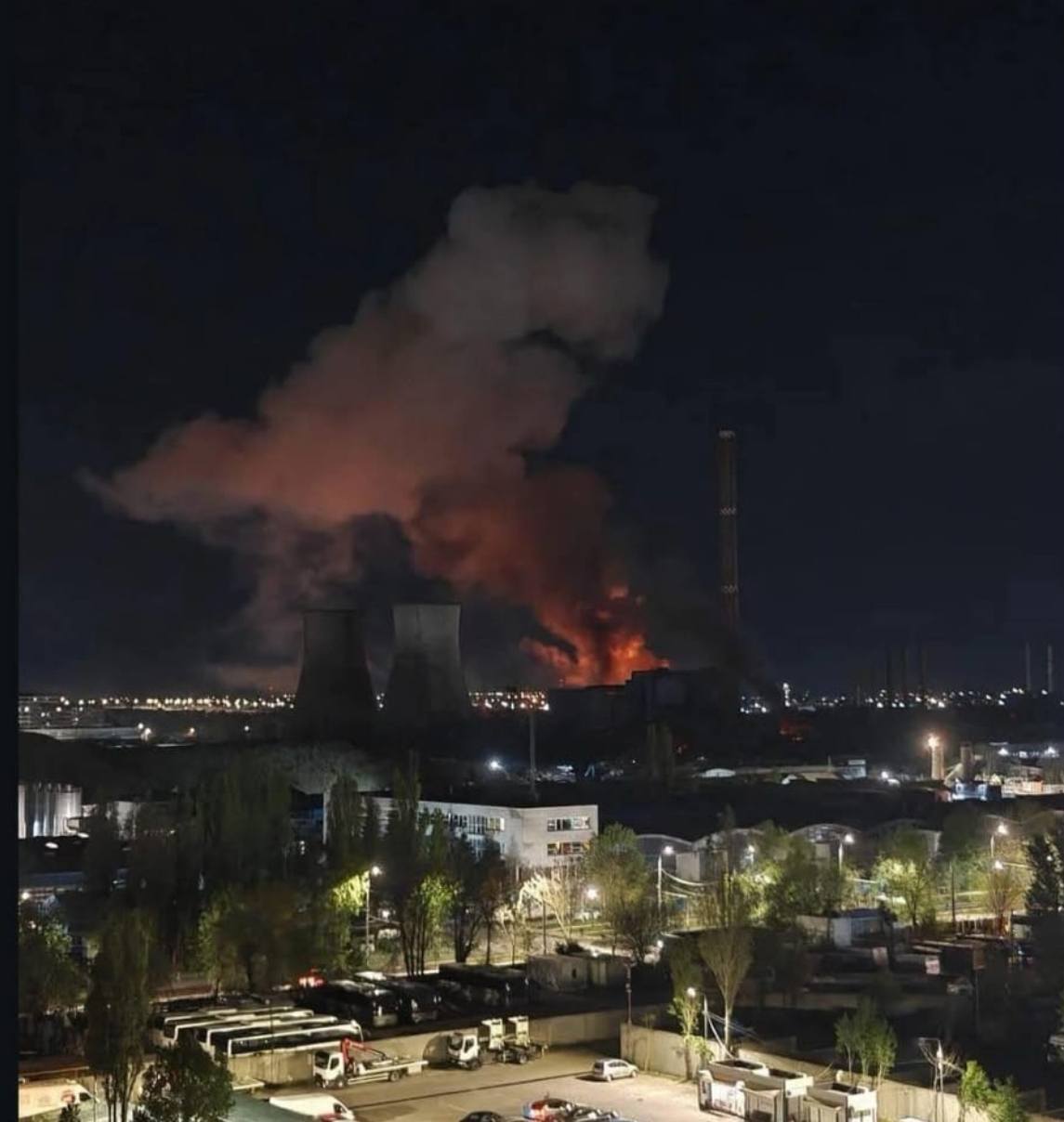 У Бухаресті стався вибух на ТЕЦ: спалахнула масштабна пожежа. Фото і відео