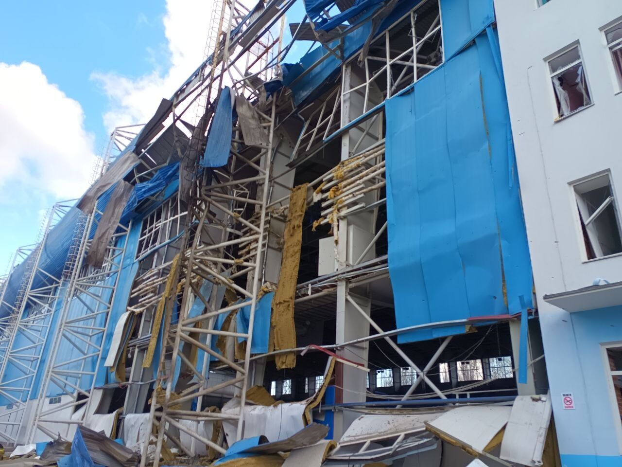 Российские оккупанты разбили лучший легкоатлетический манеж Украины: фото и эмоциональная реакция олимпийских призерок и звезд спорта