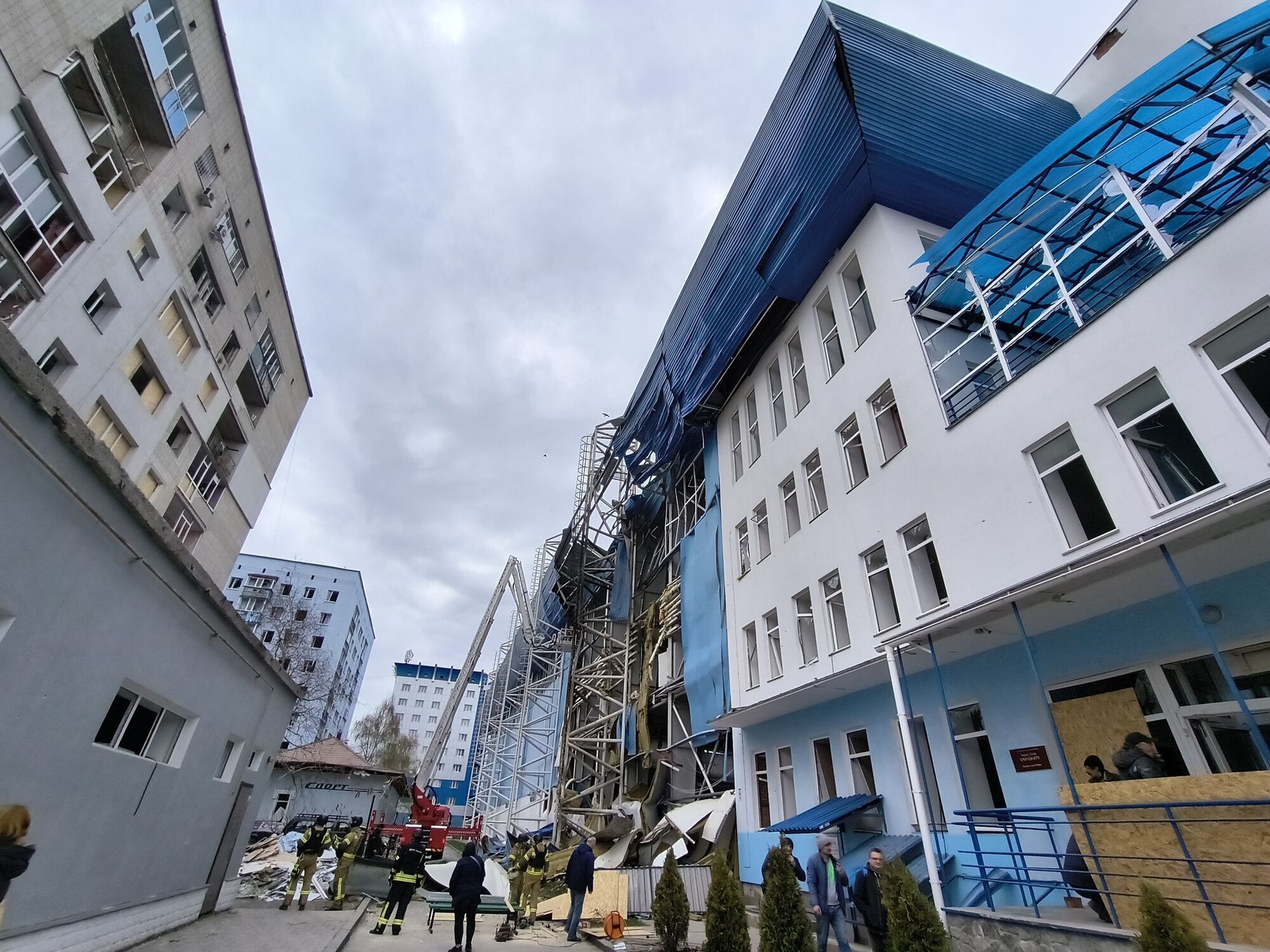 Российские оккупанты разбили лучший легкоатлетический манеж Украины: фото и эмоциональная реакция олимпийских призерок и звезд спорта