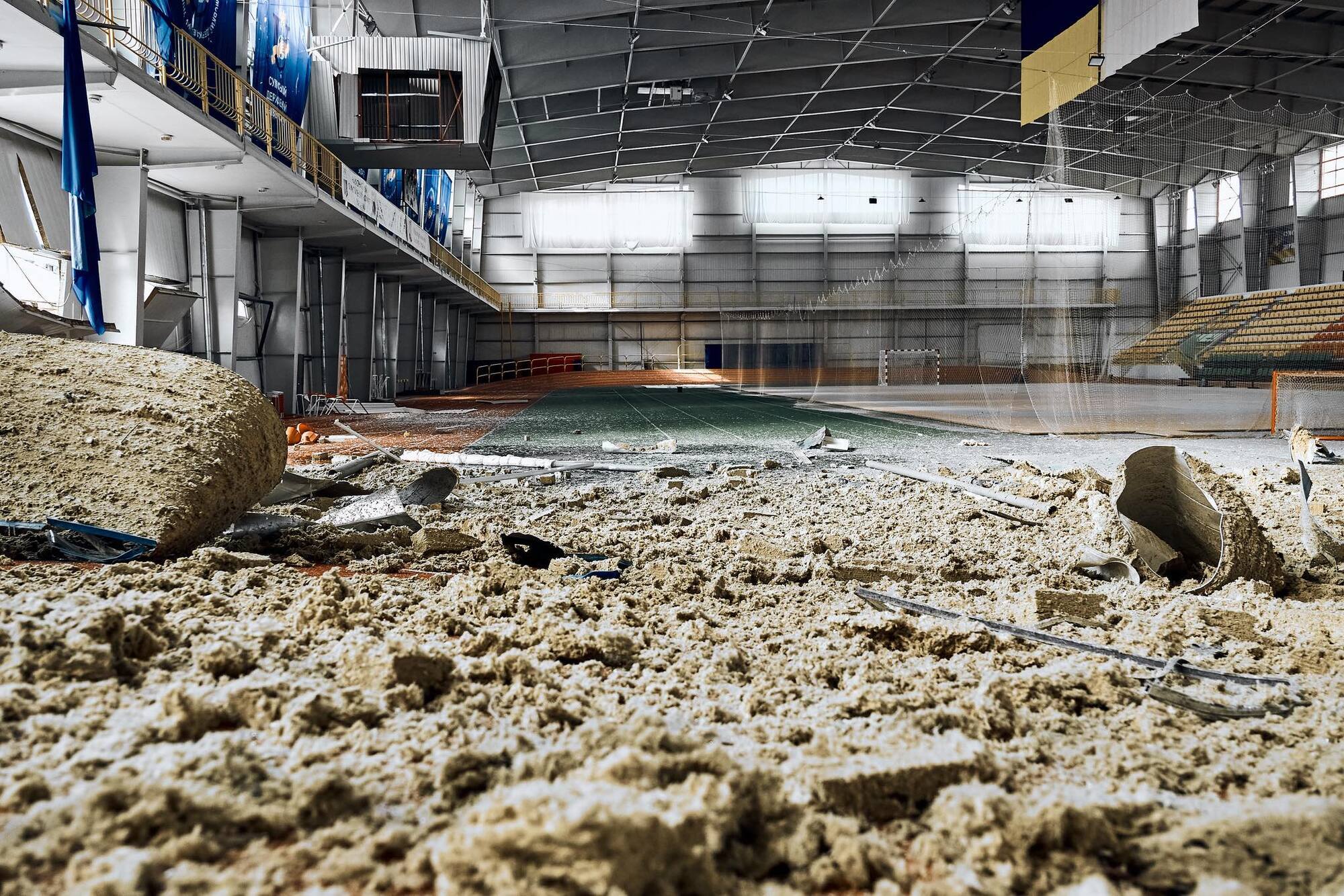 Российские оккупанты разбили лучший легкоатлетический манеж Украины: фото и эмоциональная реакция олимпийских призерок и звезд спорта