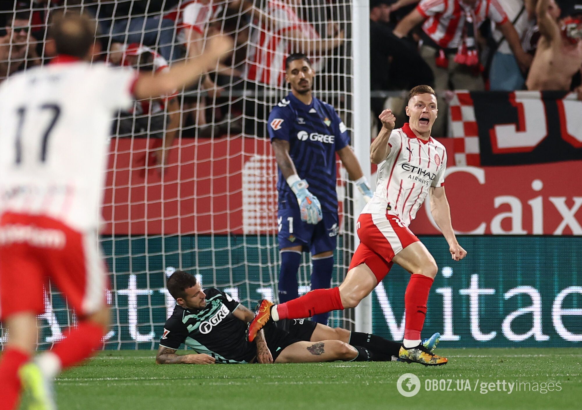 Полный стадион в Испании устроил овации футболисту сборной Украины уже на 7-й минуте матча. Видео