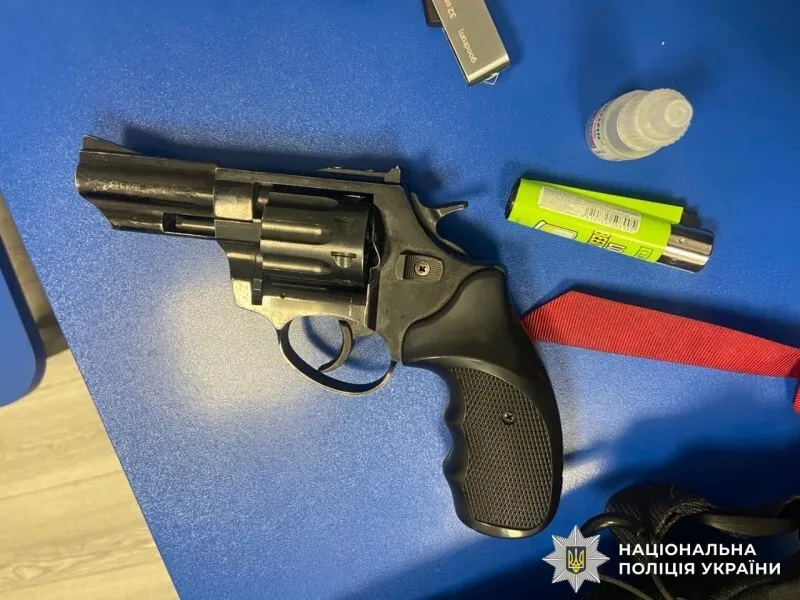 В Виннице задержали 16-летнего юношу, который стрелял в мужчину: у него изъяли пистолет. Фото, видео