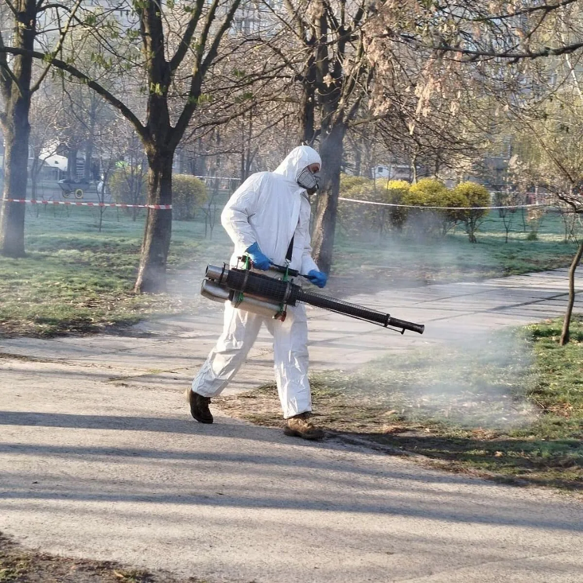 У Києві комунальники почали боротьбу із кліщами: де проводитимуть обробку територій