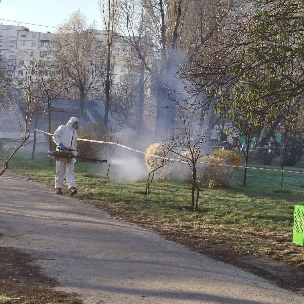 У Києві комунальники почали боротьбу із кліщами: де проводитимуть обробку територій