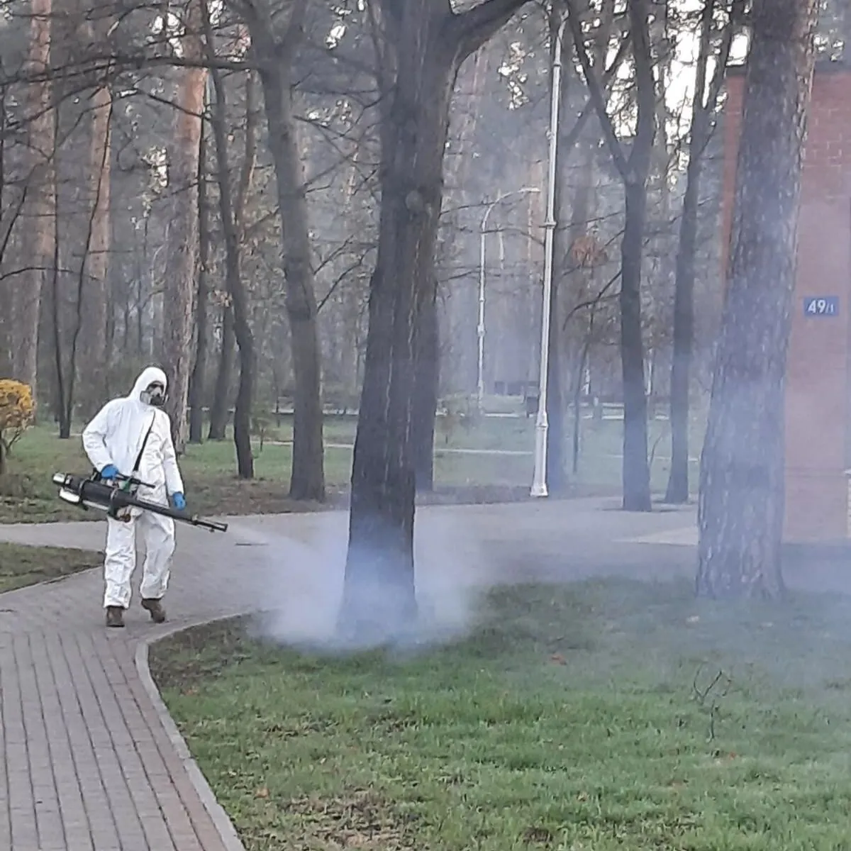 У Києві комунальники почали боротьбу із кліщами: де проводитимуть обробку територій