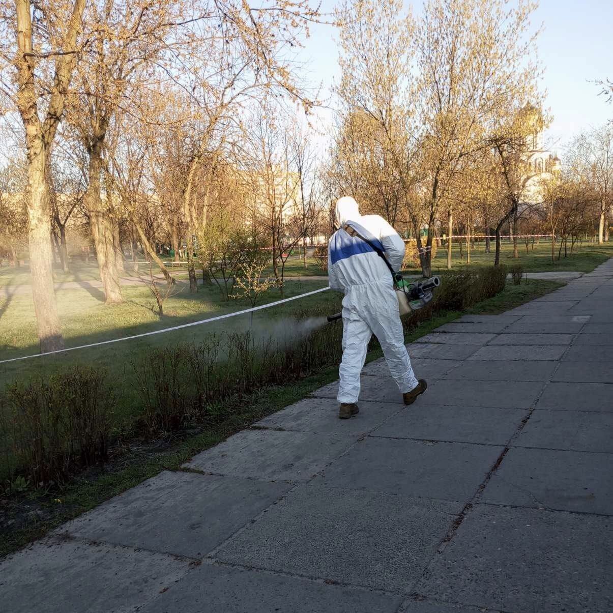 У Києві комунальники почали боротьбу із кліщами: де проводитимуть обробку територій