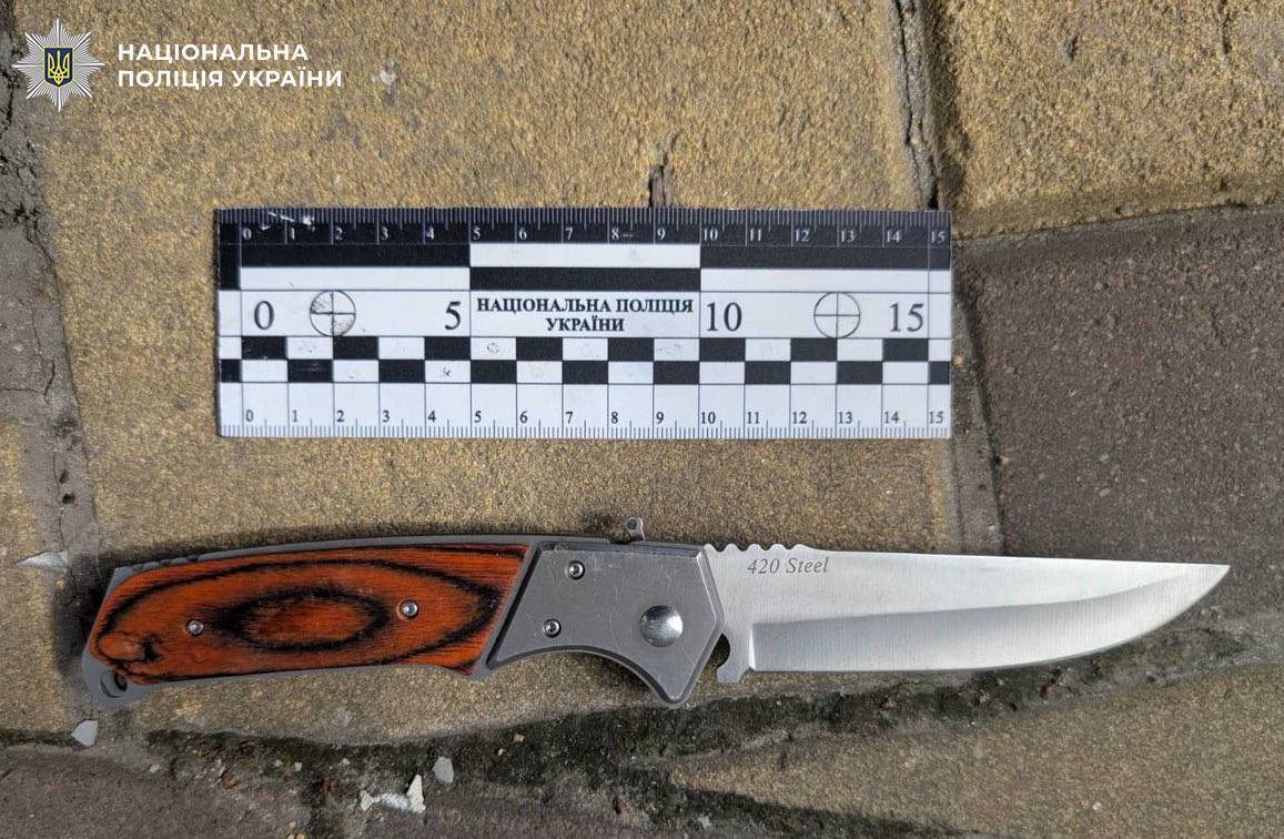 У центрі Києва чоловік чіплявся до перехожих та розмахував перед ними ножем. Подробиці та фото