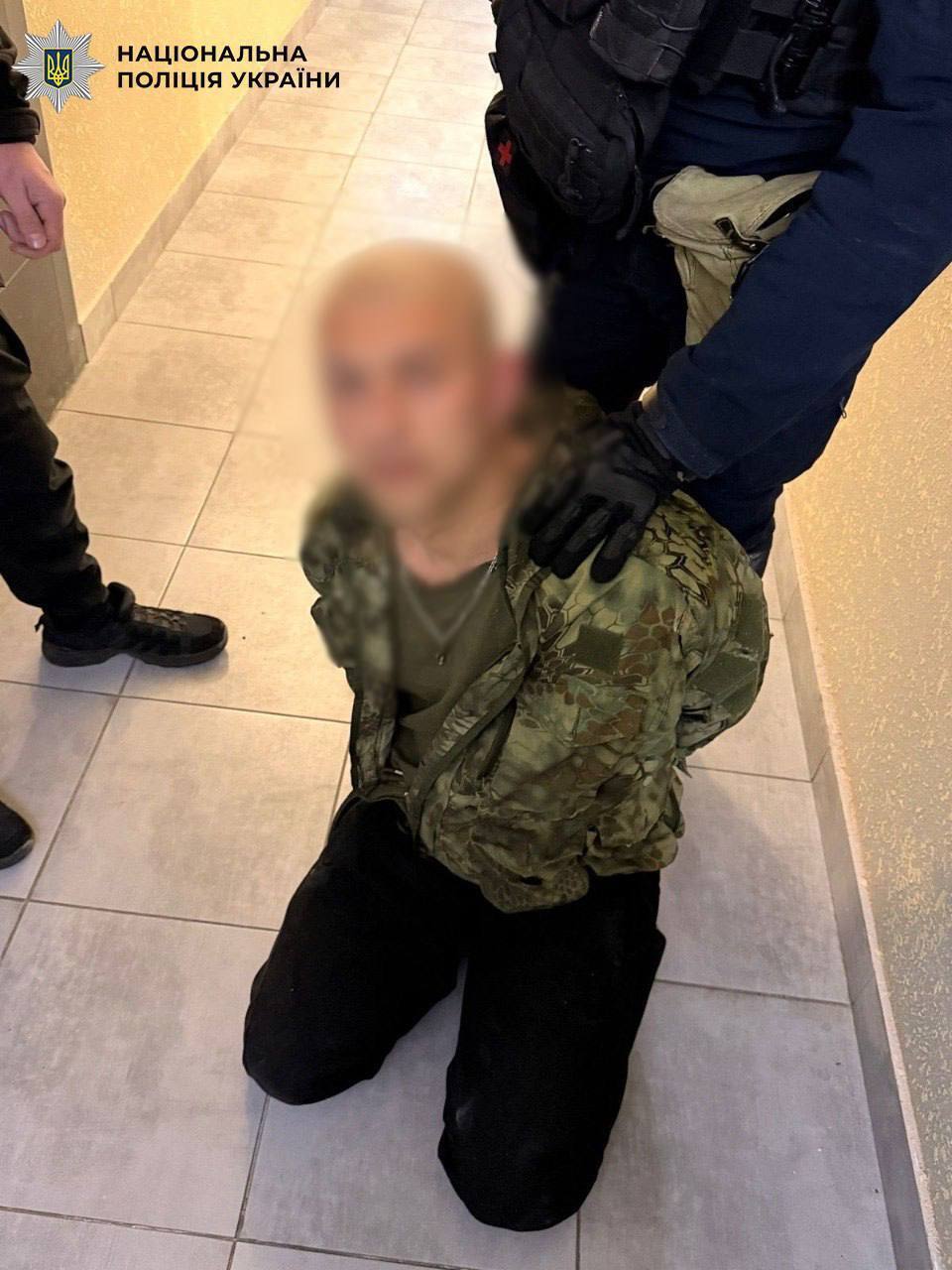 У Києві п’яний чоловік ходив по території ЖК з автоматом у руках. Подробиці, фото та відео