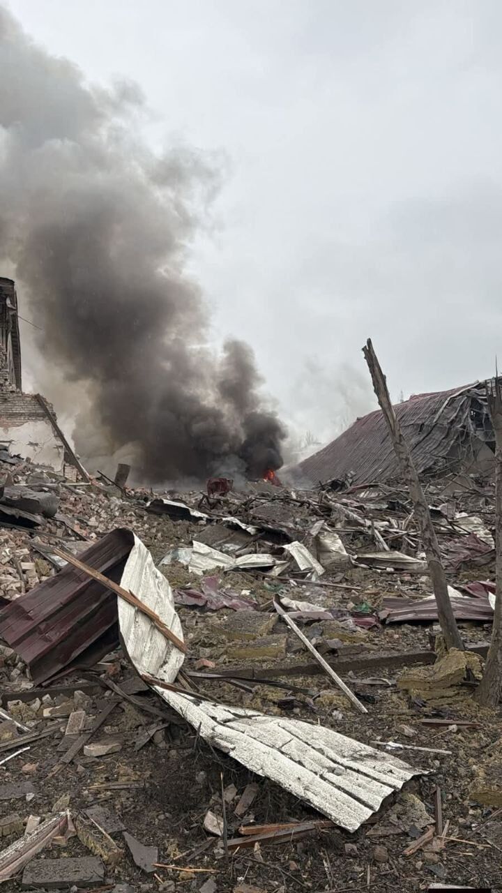 Оккупанты ударили ФАБами по Славянску: разрушено учебное заведение, есть раненые. Видео