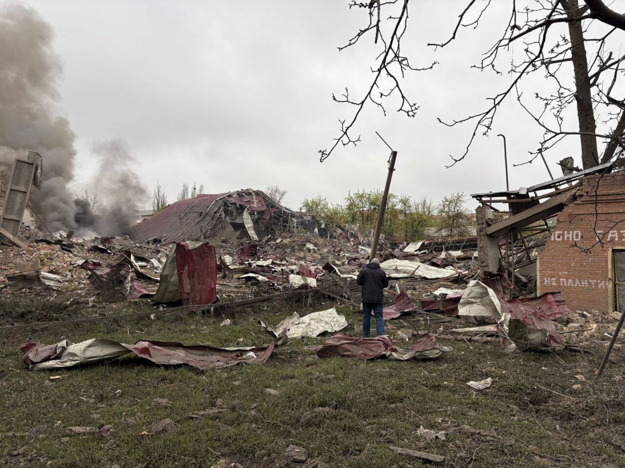 Оккупанты ударили ФАБами по Славянску: разрушено учебное заведение, есть раненые. Видео