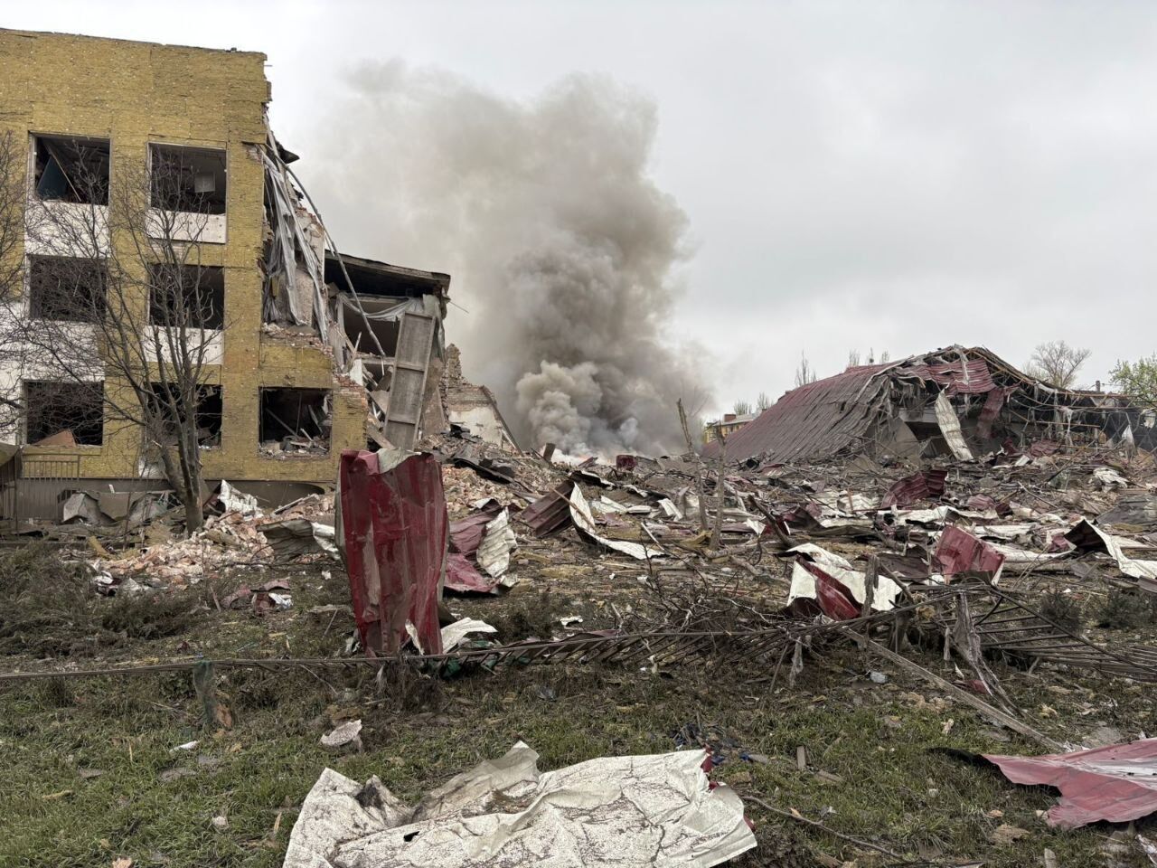 Оккупанты ударили ФАБами по Славянску: разрушено учебное заведение, есть раненые. Видео
