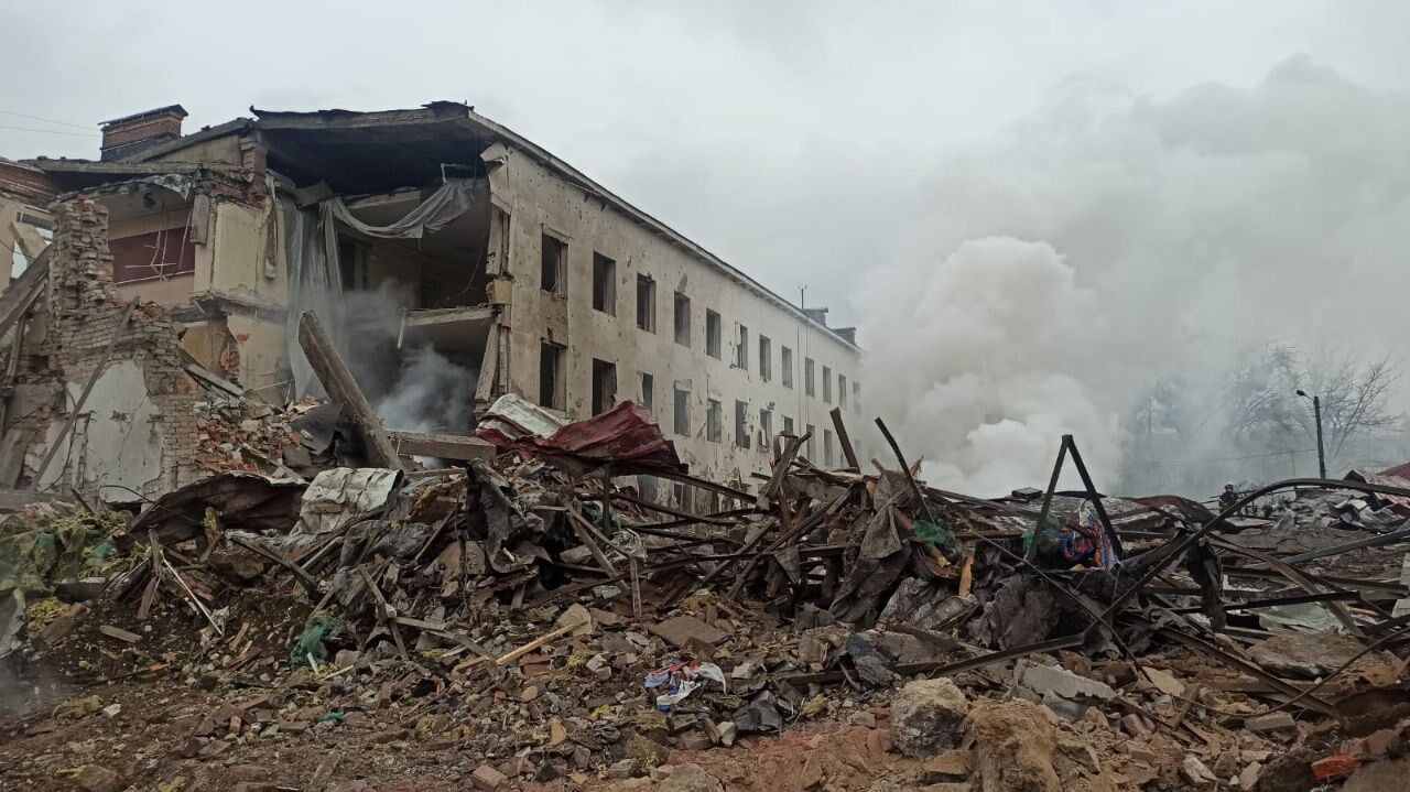 Оккупанты ударили ФАБами по Славянску: разрушено учебное заведение, есть раненые. Видео