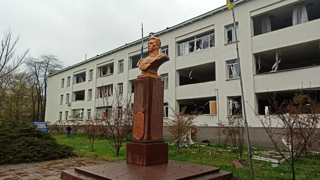 Оккупанты ударили ФАБами по Славянску: разрушено учебное заведение, есть раненые. Видео