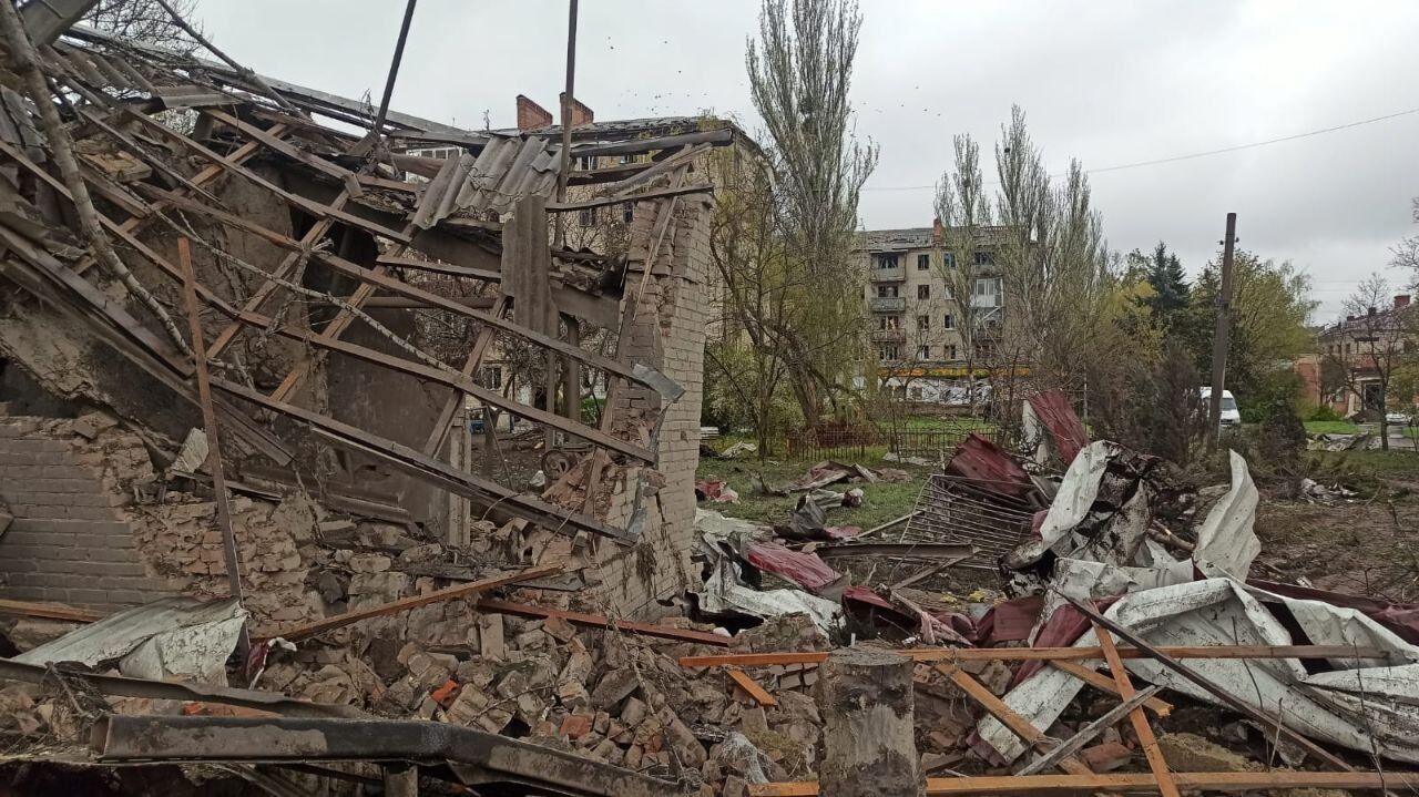 Оккупанты ударили ФАБами по Славянску: разрушено учебное заведение, есть раненые. Видео