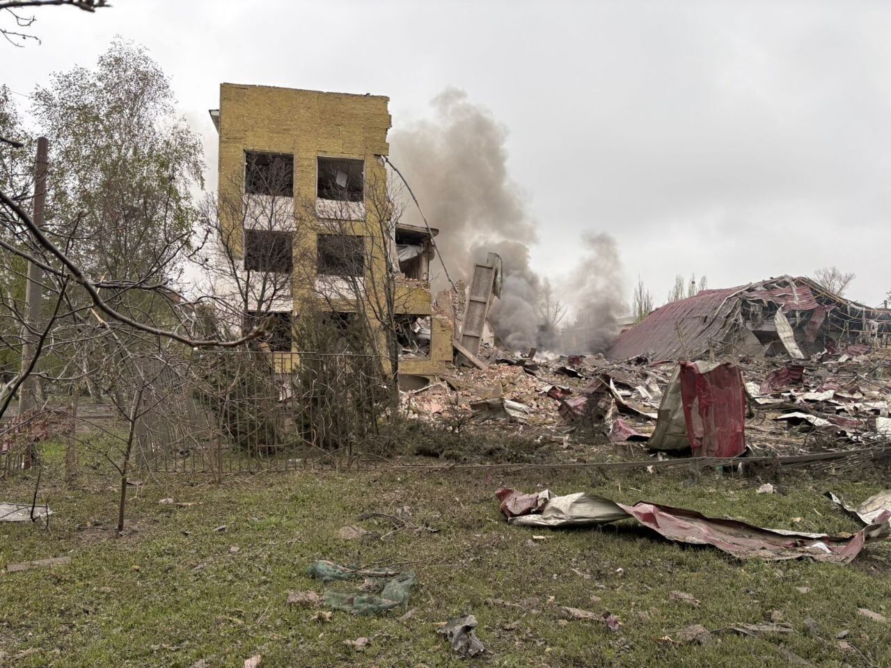 Оккупанты ударили ФАБами по Славянску: разрушено учебное заведение, есть раненые. Видео