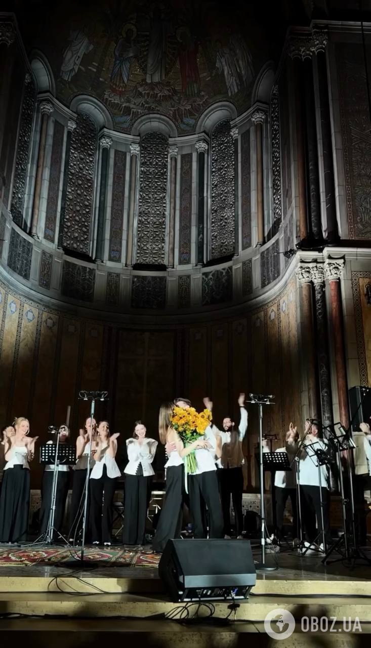 Сцена у Нью-Йорку стала свідком українського кохання: артист хору "Гомін" освідчився коханій під час виступу. Відео "порвало" мережу
