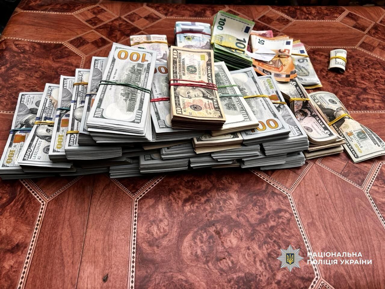 Вилучили 11 млн грн готівки: на Закарпатті затримали голову ВЛК, який оформляв фіктивні відстрочки від мобілізації. Фото