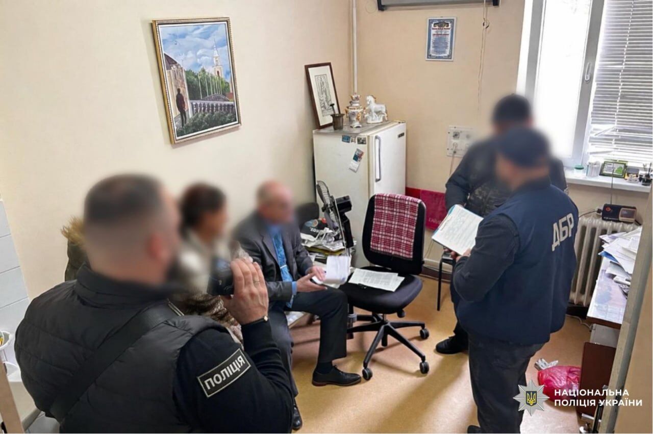 Вилучили 11 млн грн готівки: на Закарпатті затримали голову ВЛК, який оформляв фіктивні відстрочки від мобілізації. Фото