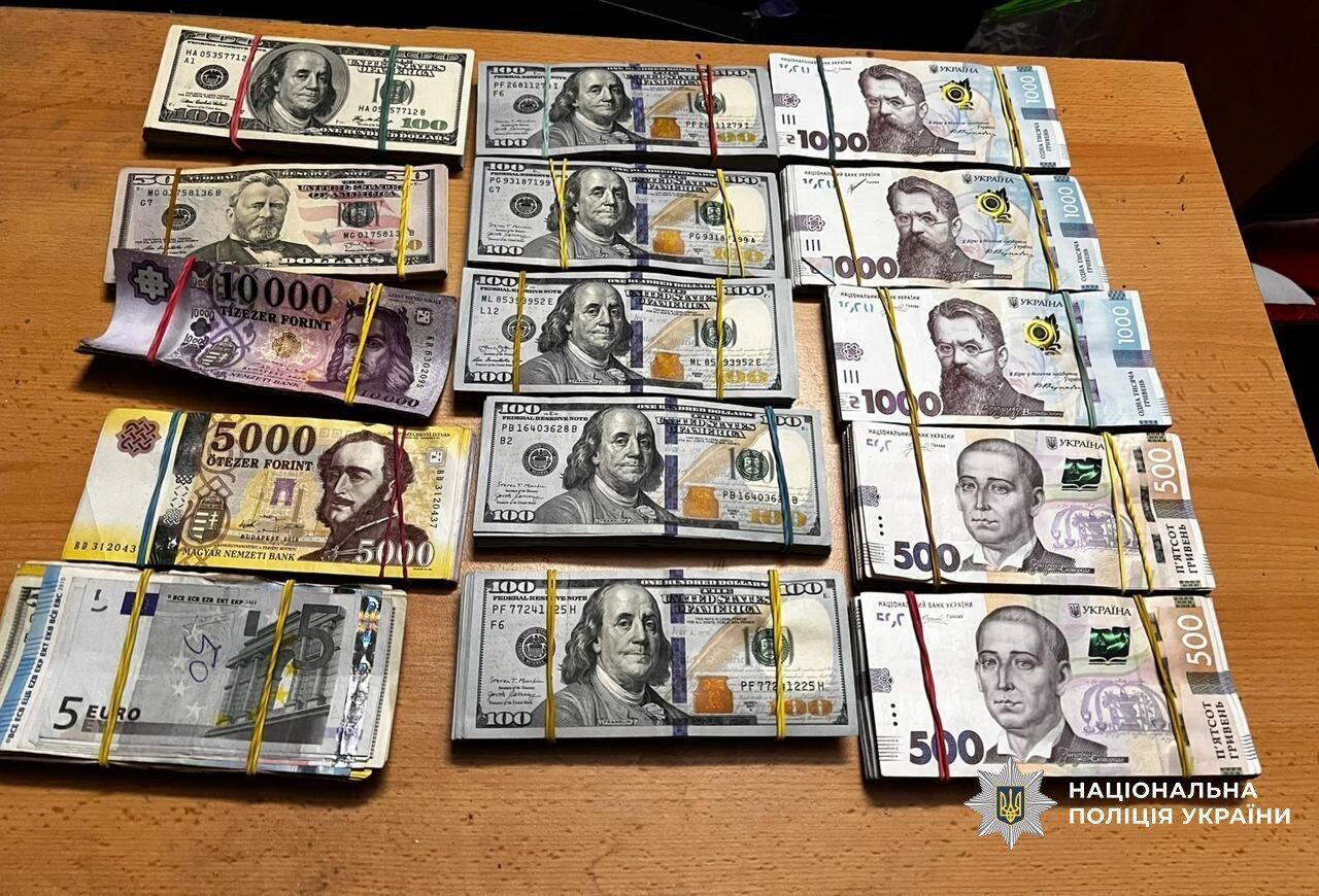 Вилучили 11 млн грн готівки: на Закарпатті затримали голову ВЛК, який оформляв фіктивні відстрочки від мобілізації. Фото