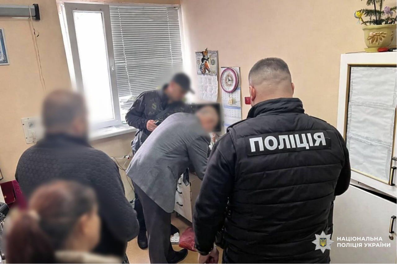 Вилучили 11 млн грн готівки: на Закарпатті затримали голову ВЛК, який оформляв фіктивні відстрочки від мобілізації. Фото
