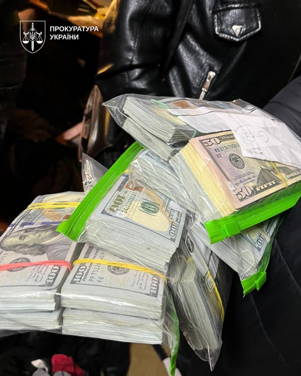 Вилучили 11 млн грн готівки: на Закарпатті затримали голову ВЛК, який оформляв фіктивні відстрочки від мобілізації. Фото