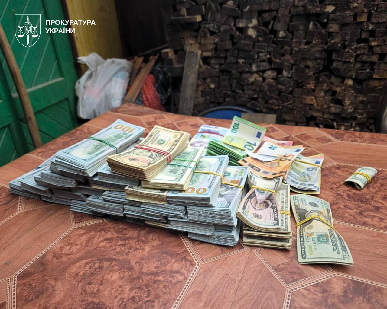 Вилучили 11 млн грн готівки: на Закарпатті затримали голову ВЛК, який оформляв фіктивні відстрочки від мобілізації. Фото