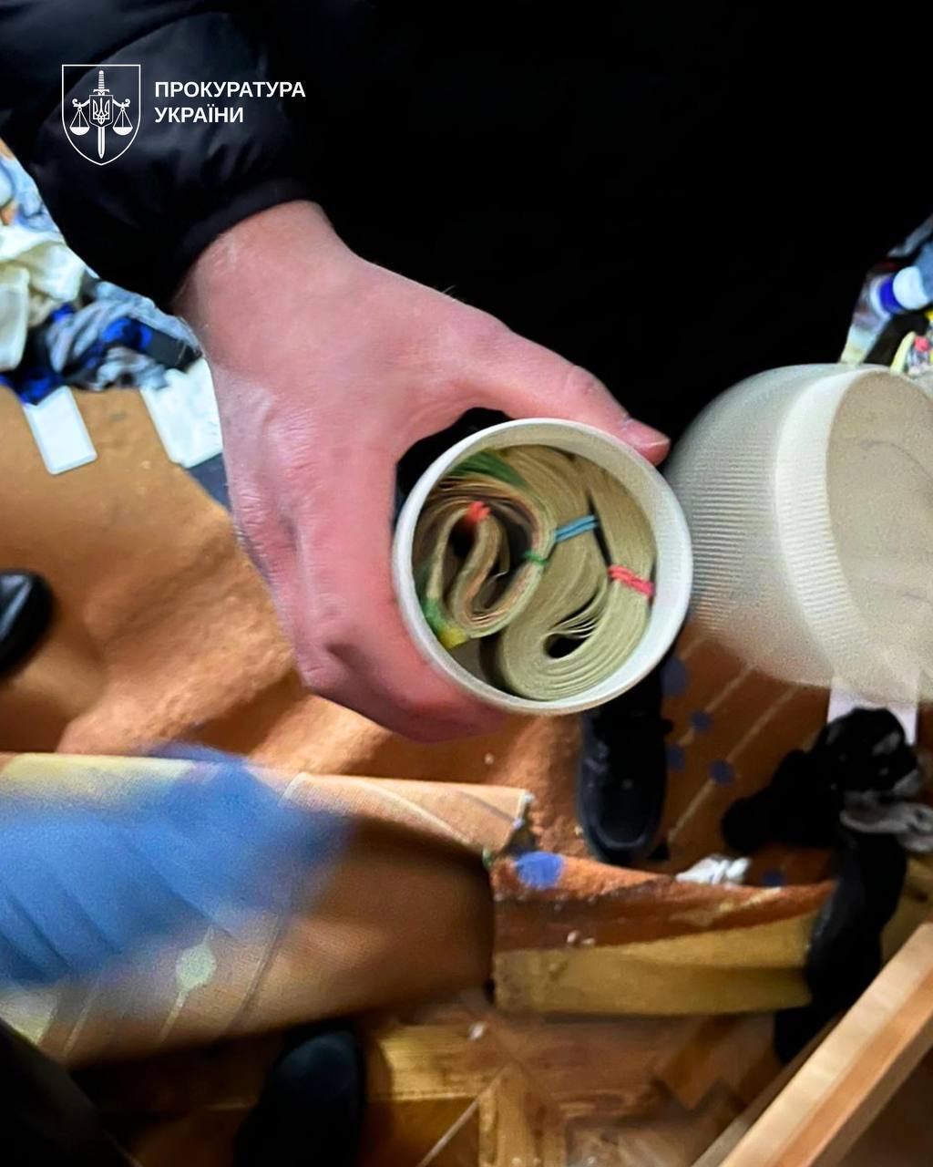 Вилучили 11 млн грн готівки: на Закарпатті затримали голову ВЛК, який оформляв фіктивні відстрочки від мобілізації. Фото