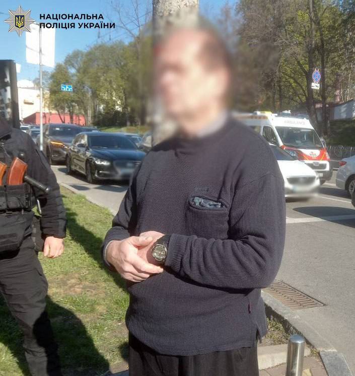 У центрі Києва чоловік чіплявся до перехожих та розмахував перед ними ножем. Подробиці та фото