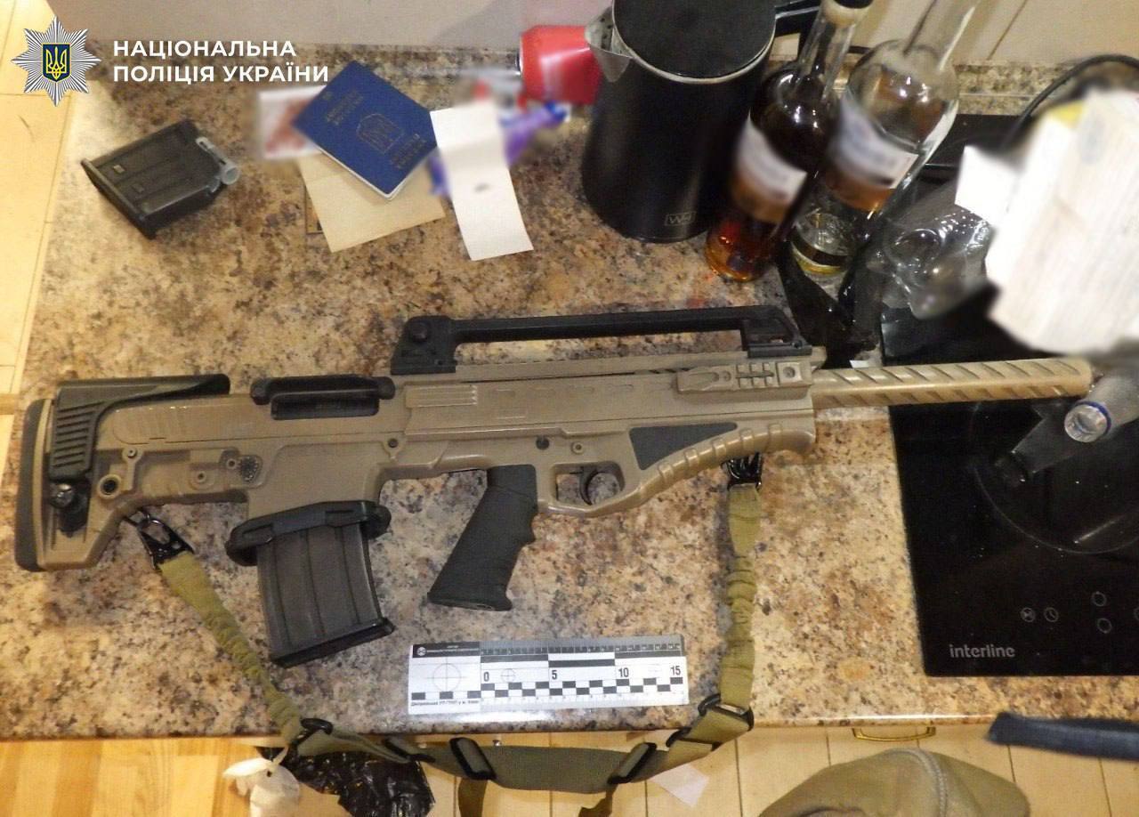 У Києві п’яний чоловік ходив по території ЖК з автоматом у руках. Подробиці, фото та відео