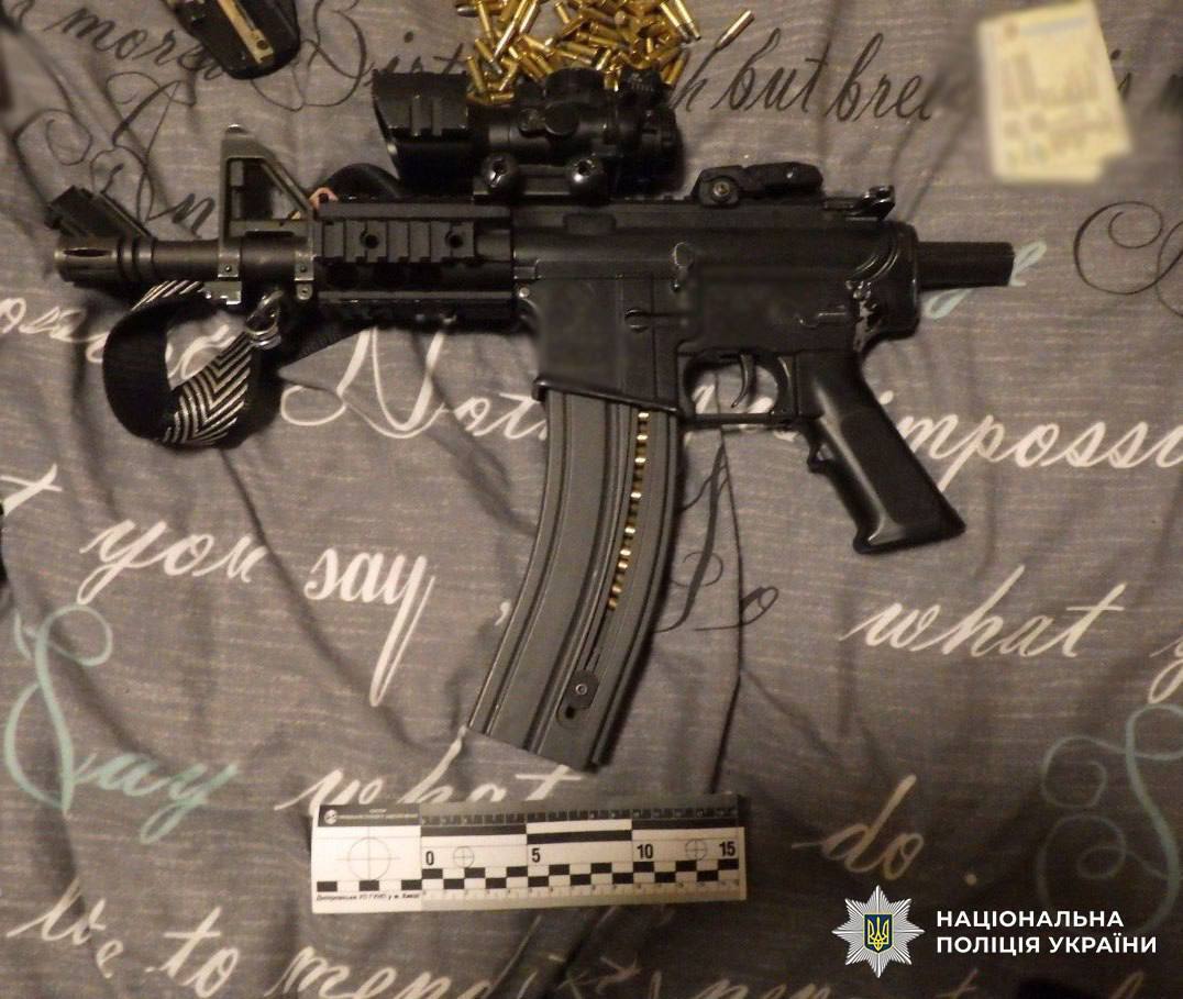 У Києві п’яний чоловік ходив по території ЖК з автоматом у руках. Подробиці, фото та відео