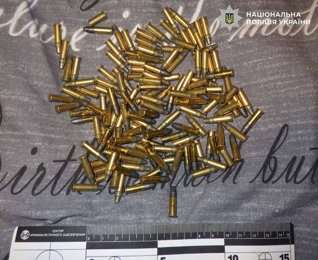 У Києві п’яний чоловік ходив по території ЖК з автоматом у руках. Подробиці, фото та відео