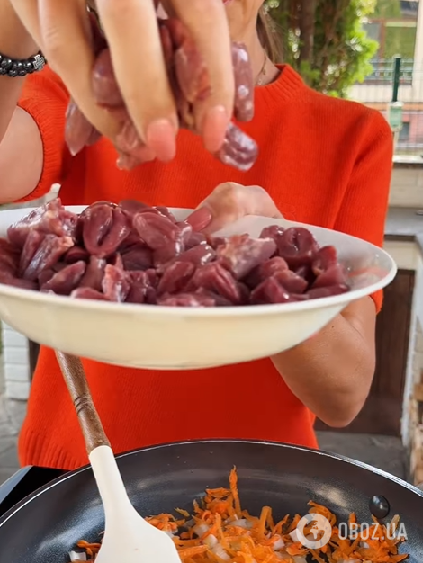 Смачний гуляш з курячих сердечок до картоплі: як приготувати бюджетну страву