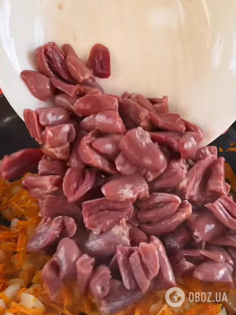 Смачний гуляш з курячих сердечок до картоплі: як приготувати бюджетну страву