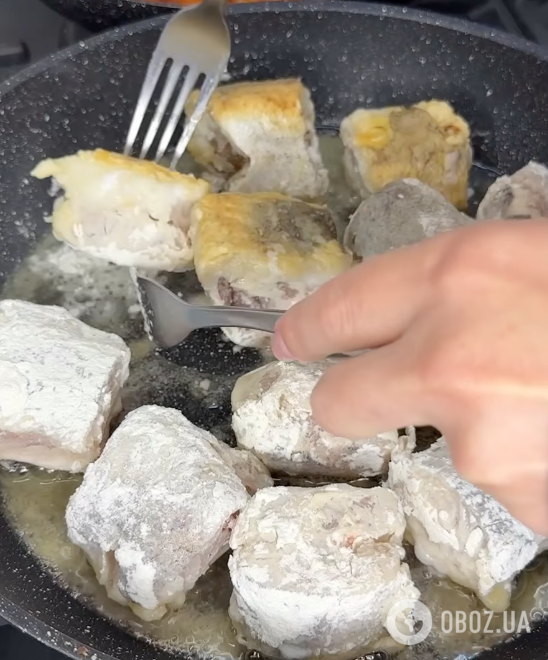 Тушеный хек с овощной зажаркой и томатной пастой: делимся рецептом вкусного блюда для всей семьи