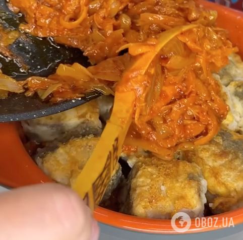 Тушеный хек с овощной зажаркой и томатной пастой: делимся рецептом вкусного блюда для всей семьи