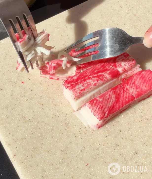 Крабовий салат по-новому з мідіями: ділимося рецептом страви для святкового столу