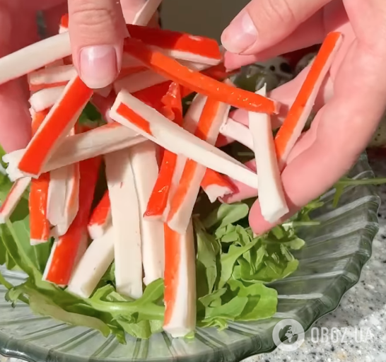 Весняний крабовий салат з оригінальним смаком: ділимося легким рецептом страви для святкового столу