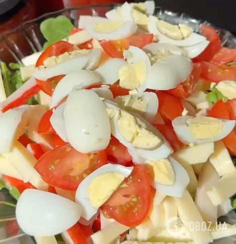 Весняний крабовий салат з оригінальним смаком: ділимося легким рецептом страви для святкового столу