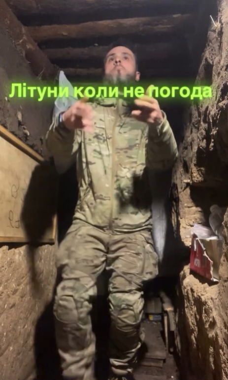 Звезда проектов "Квартала 95" Игорь Ласточкин вышел на связь с фронта и поразил фанатов своим танцем в форме. Видео