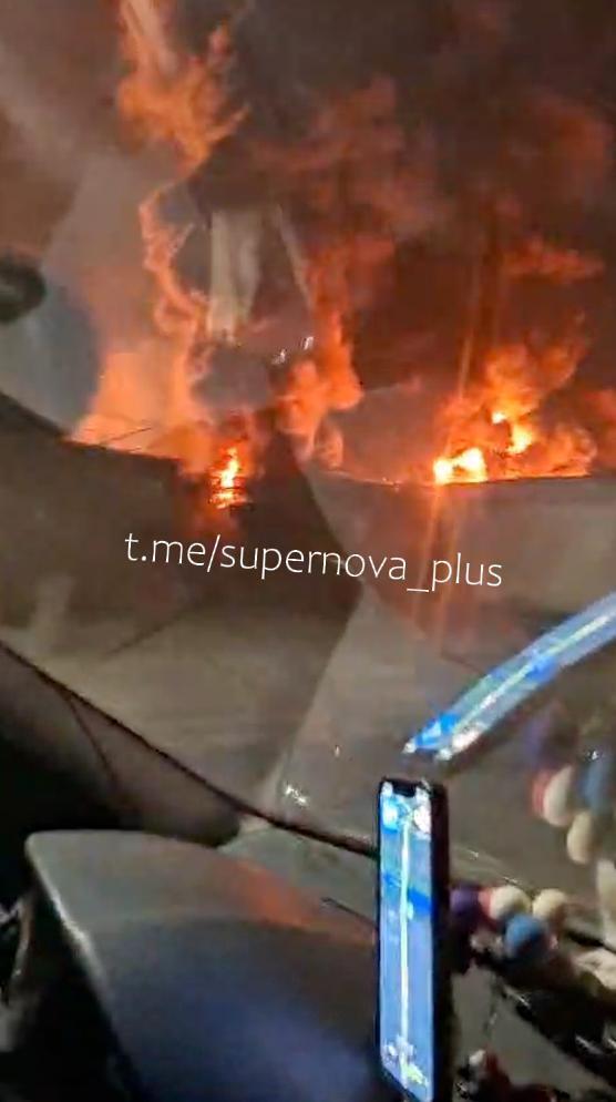 Дым растянулся более чем на 300 км: в российском Туапсе продолжает гореть НПЗ. Фото и видео